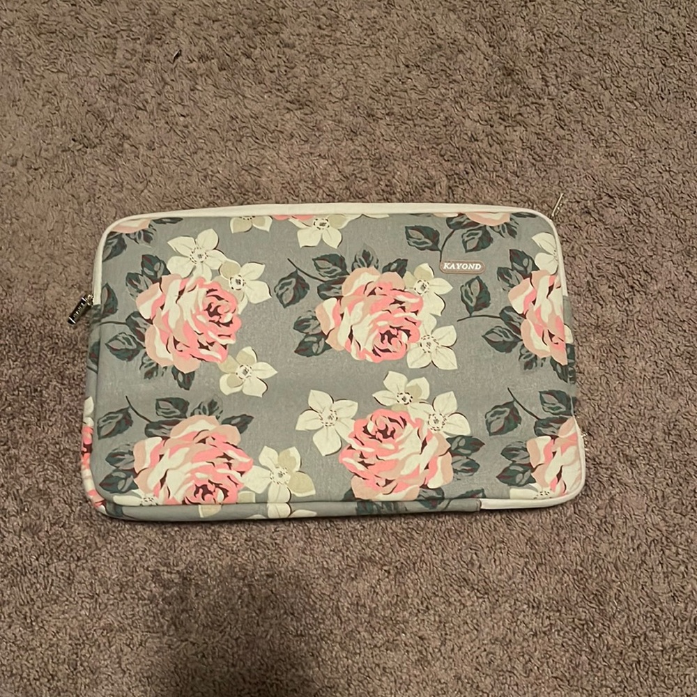 Water-Resistant canvas 17 inch Laptop sleeve- white rose. Brand New, never used.
